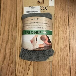 Toesox Gray Athletic Grip yoga Socks